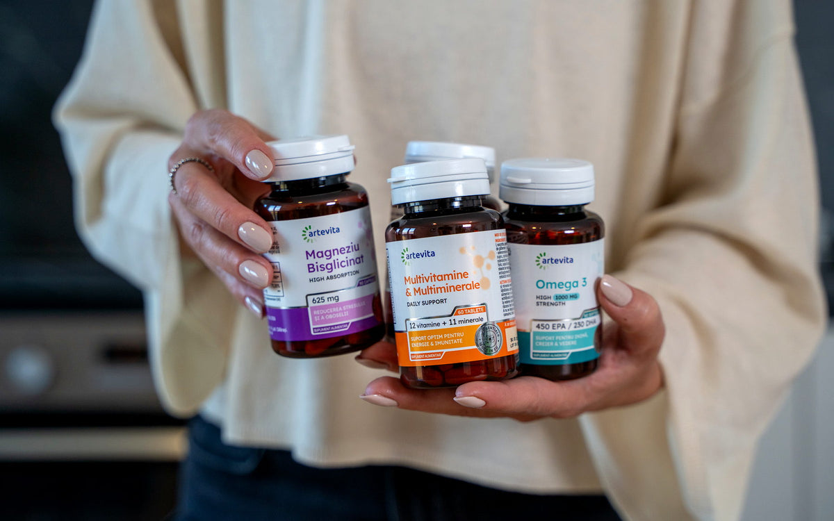 Trei suplimente Artevita — Magneziu Bisglicinat, Multivitamine & Multiminerale și Omega 3 — ținute în mâini.