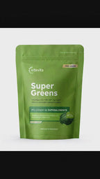 Super Greens — preparare naturală cu pudră, lifestyle calm (Veo)